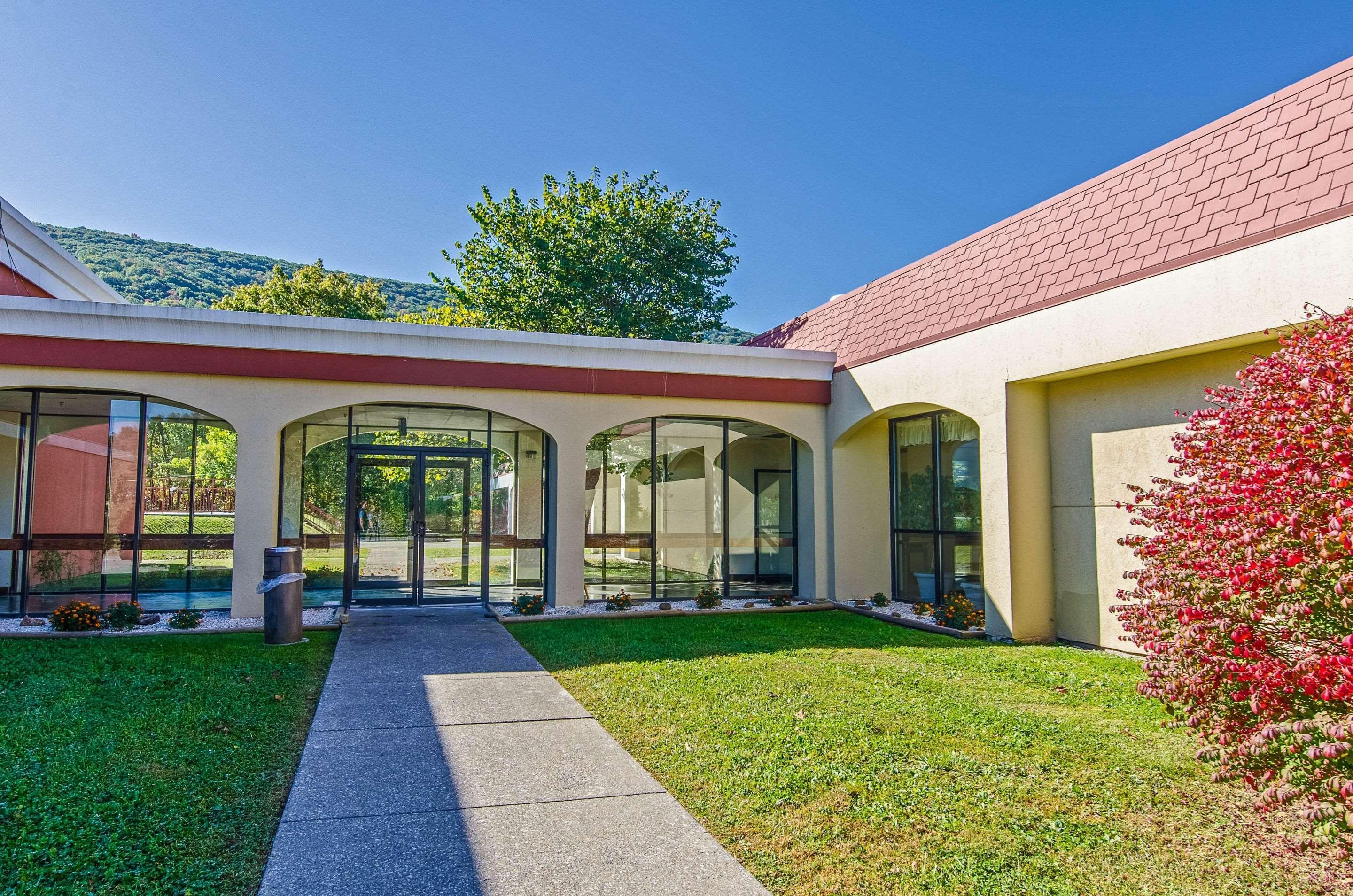 Econo Lodge Inn & Suites Norton Exterior photo