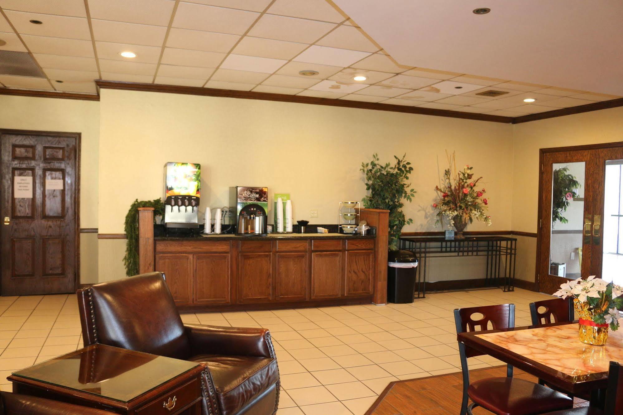 Econo Lodge Inn & Suites Norton Exterior photo