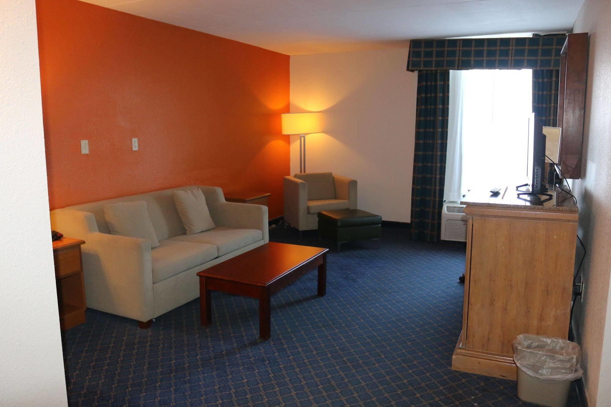 Econo Lodge Inn & Suites Norton Exterior photo